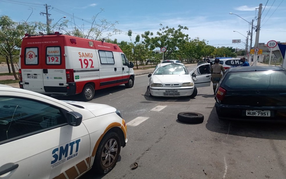 Carro capota apos motorista passar mal e se envolver em acidente na Zona Sul de Aracaju