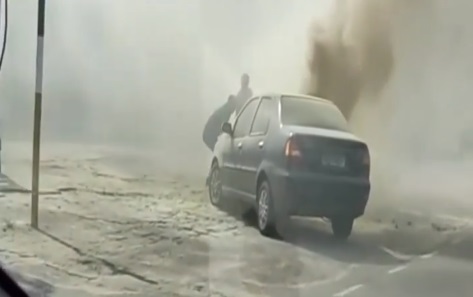 Carro pega fogo proximo a AlmaViva no Bairro Industrial