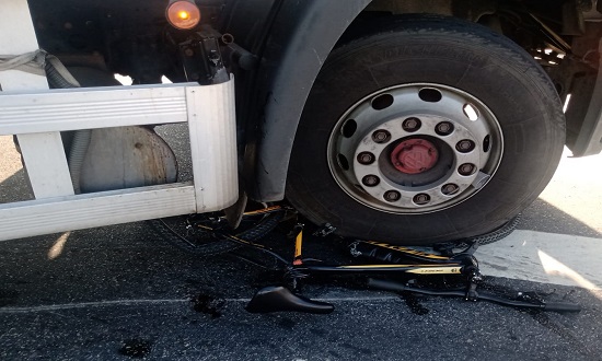 Ciclista fica ferido apos colisao com caminhao na Zona Sul de Aracaju