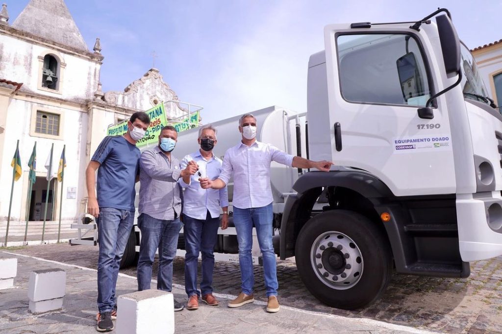 Codevasf entrega maquinarios em tres municipios sergipanos atraves de emendas parlamentares