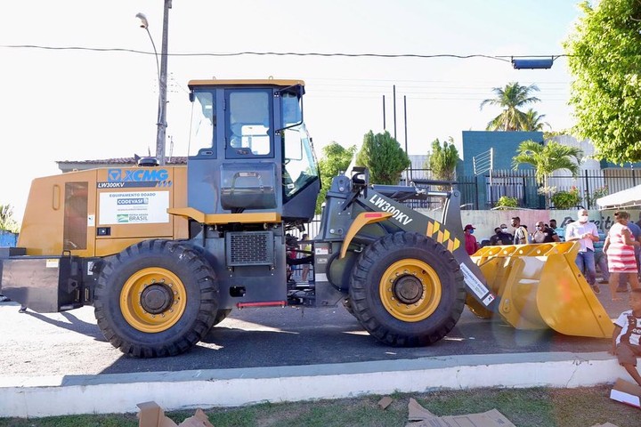 Codevasf entrega novo maquinario em Santa Luzia do Itanhy por meio de emenda de Fabio Reis