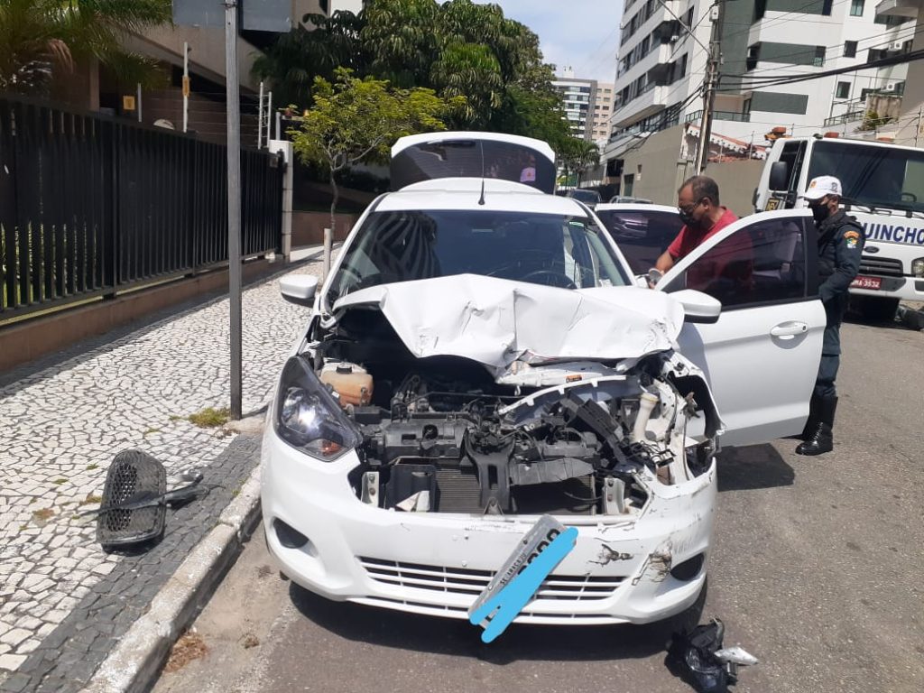 Condutora se envolve em acidente na Av. Beira Mar e foge do local