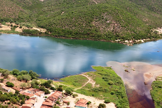 Defesa Civil sobrevoa areas sergipanas que margeiam Rio Sao Francisco apos alerta de vazao
