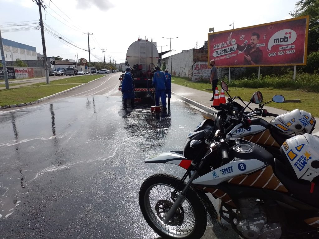 Derramamento de oleo prejudica transito na Av Etelvino Alves de Lima