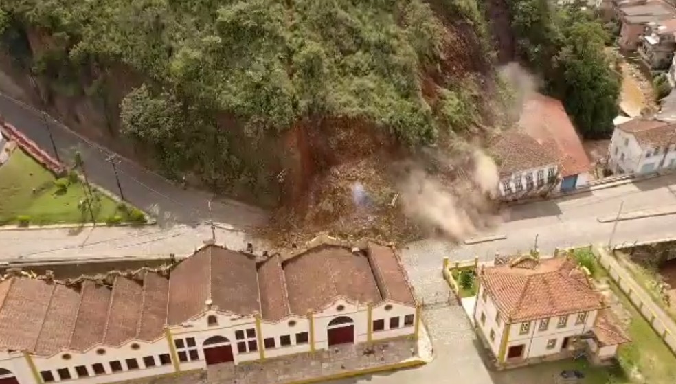 Deslizamento de terra destroi casarao historico em Minas Gerais veja video