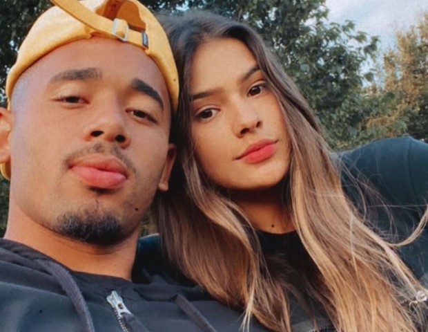 Em meio a rumores de separacao Gabriel Jesus posta foto com namorada gravida