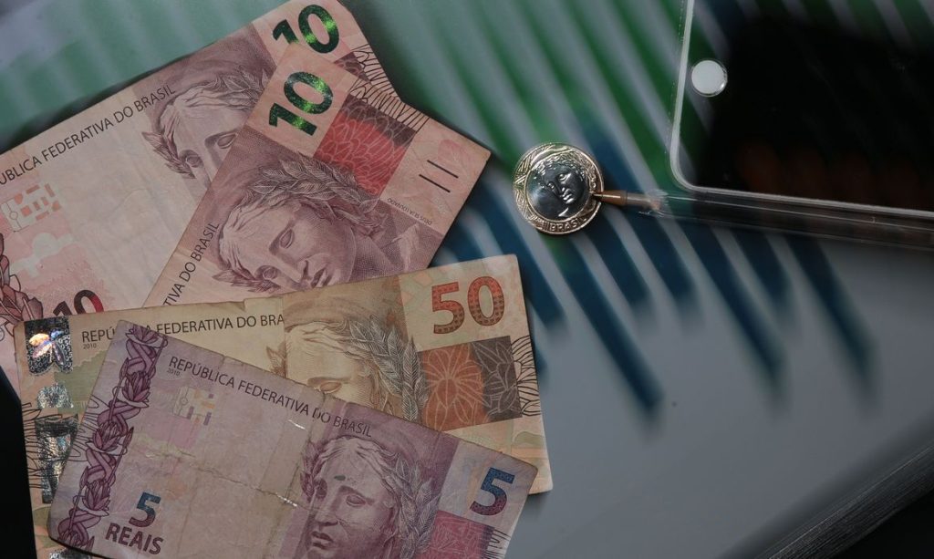Entra em vigor novo salario minimo de R 1.212