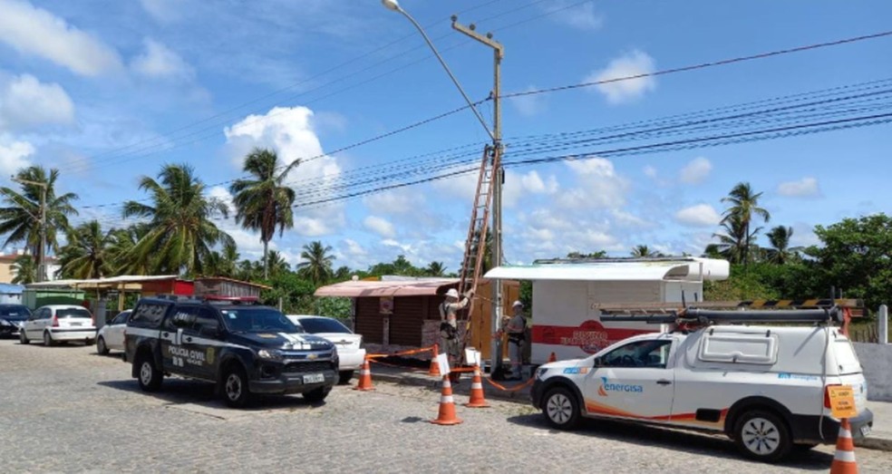 Fiscalizacao da Energisa descobre ligacoes clandestinas de energia na Barra dos Coqueiros