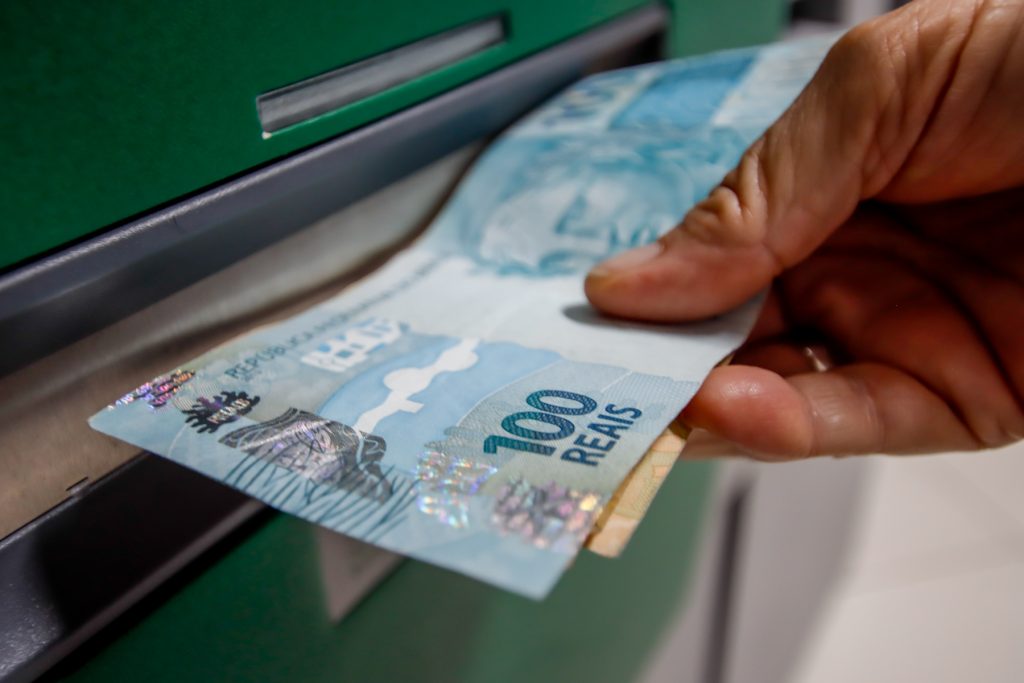 Governo pagara 50 do 13o salario no mes de aniversario do servidor