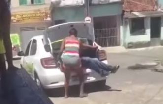 Motorista de aplicativo e resgatado de porta malas de veiculo apos assalto na Zona Norte