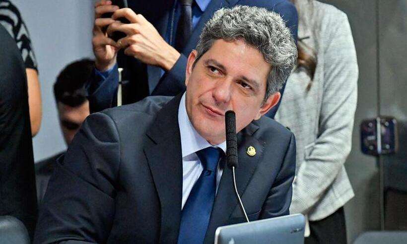 Nao aprendeu a licao afirma Rogerio Carvalho apos morte de Olavo