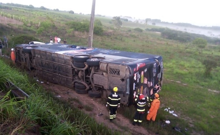 Onibus de Devinho Novaes capota em Alagoas