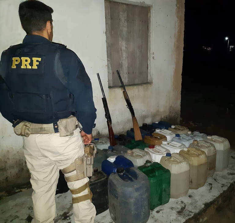 PRF apreende mais de 500 litros de combustiveis e espingardas artesanais homem vendia produtos roubados