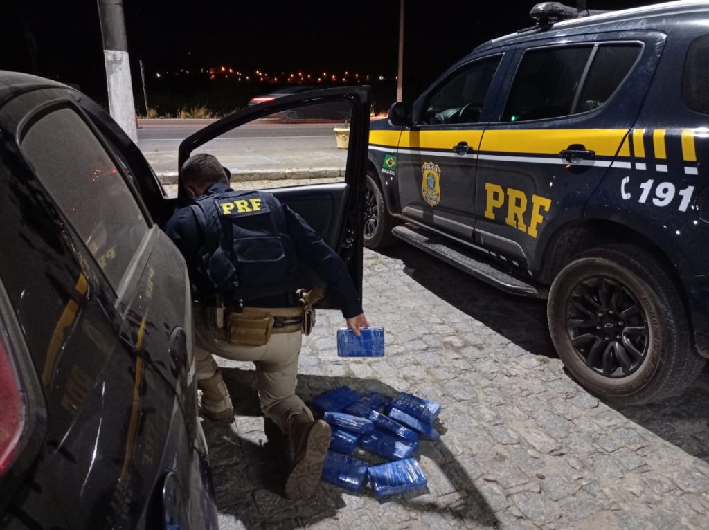 PRF aprende 13 kg de cocaina na BR 101 em Socorro