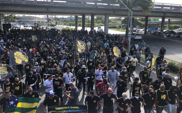Policiais protestam em frente ao Palacio dos Despachos contra governo veja video