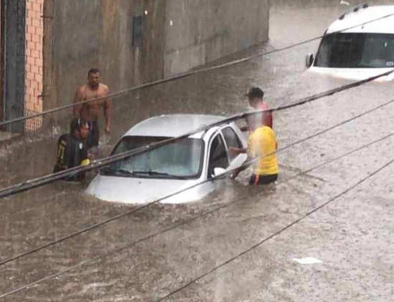 Politicos prestam solidariedade a populacao de Carmopolis apos cidade ficar inundada