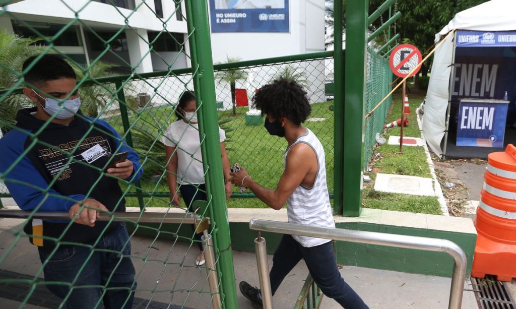 Reaplicacao do Enem comeca nesta domingo 9