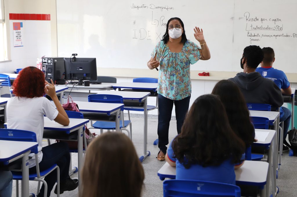 Seduc abre processo seletivo para professores em 14 escolas de ensino medio em Sergipe