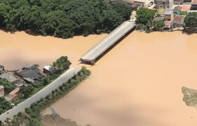 Sobe para 26 numero de mortes por causa das enchentes na Bahia