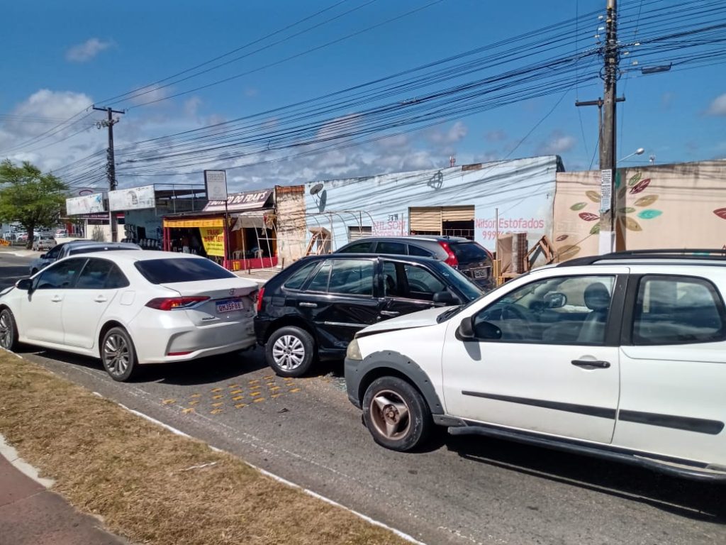 Tres carros se envolvem em engavetamento na Avenida Tancredo Neves
