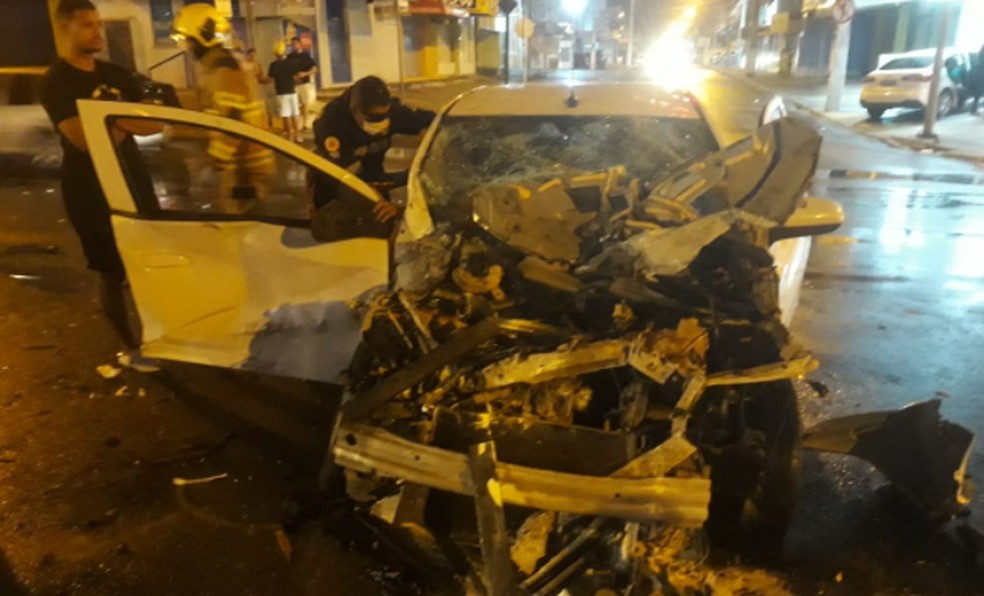 Tres pessoas ficam feridas apos acidente entre carro e caminhao em Aracaju