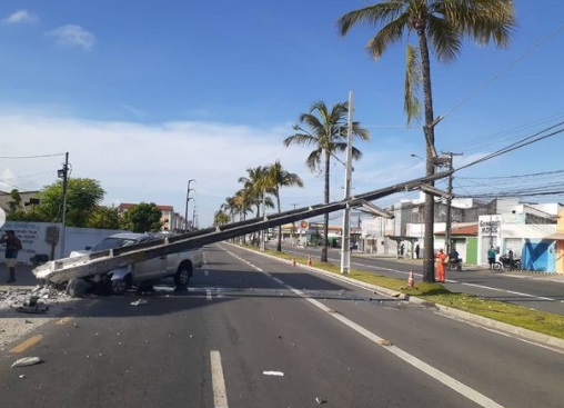 Veiculo se choca em poste neste domingo em Aracaju condutor foi levado ao hospital