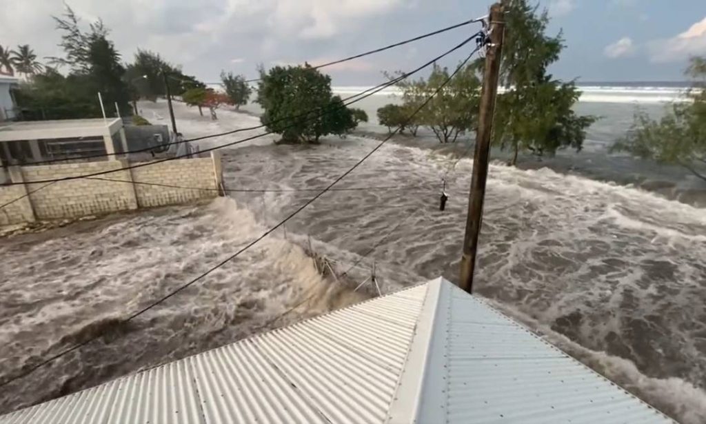 Vulcao em erupcao provoca tsunami no sul do Pacifico veja videos