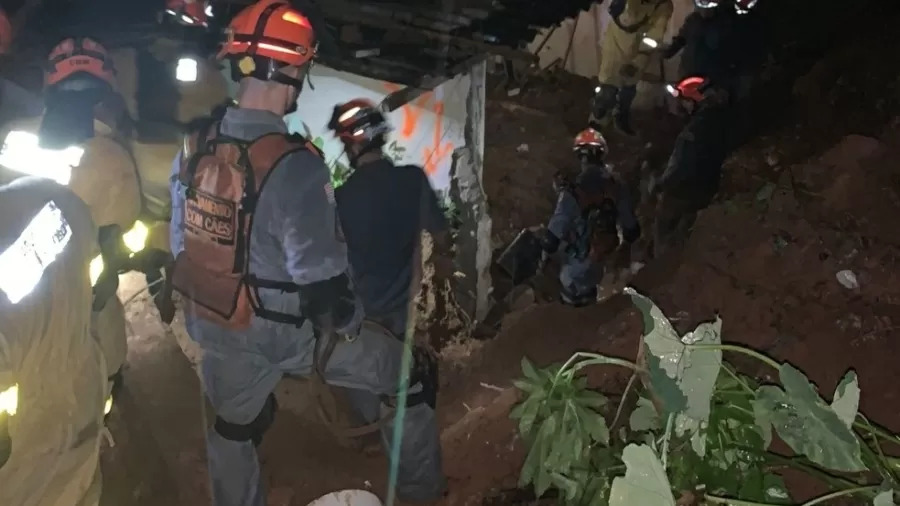 tres pessoas morrem apos deslizamento de terra em Sao Paulo
