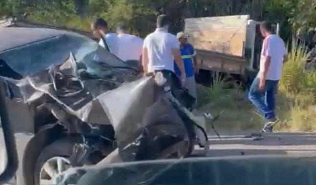 Acidente entre carros e caminhao deixa homem gravemente ferido na BR 235