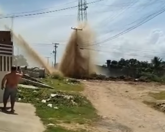 Adutora em povoado de Socorro rompe pela terceira vez veja video