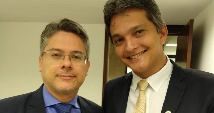 Alessandro afasta semelhanca entre Samuel Carvalho e Flavio Bolsonaro sobre suposta rachadinha