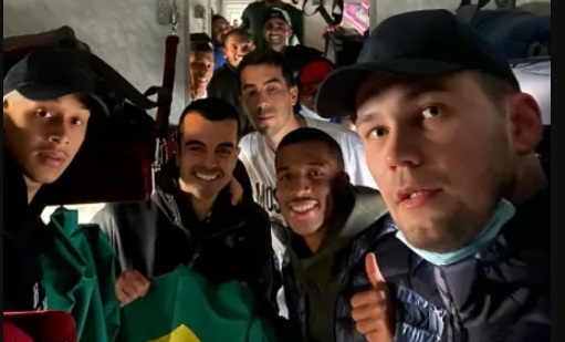 Atletas brasileiros saem de bunker em comboio e pegam trem para deixar Kiev