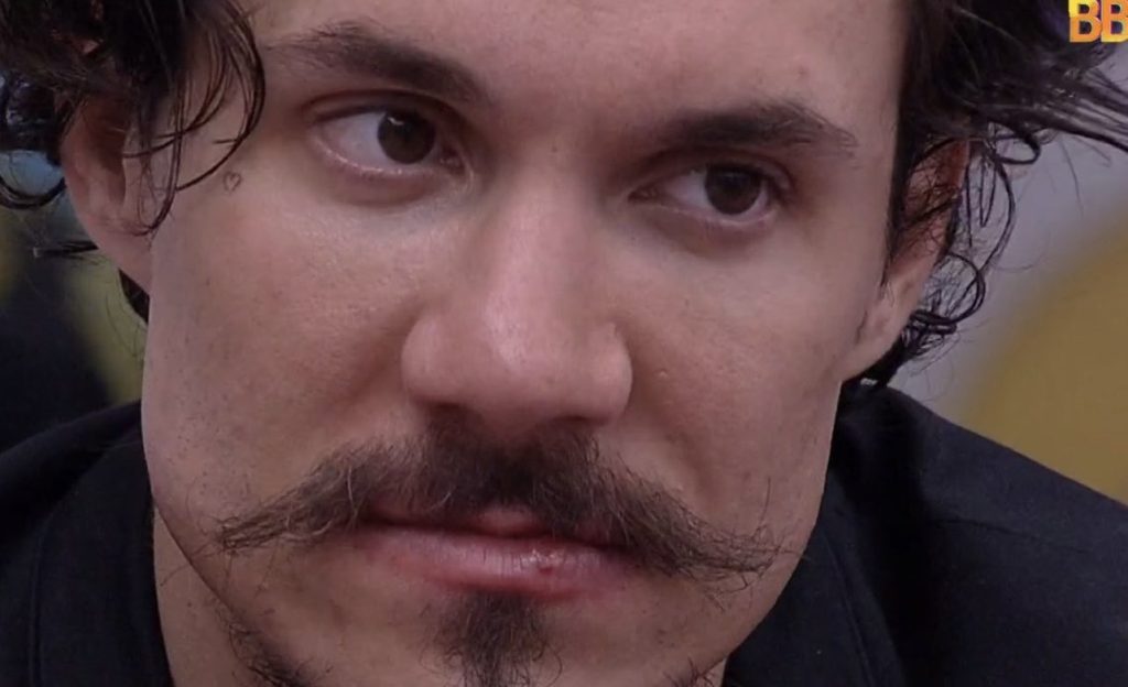 BBB22 com herpes Eliezer beija Natalia e leva bronca de Maria