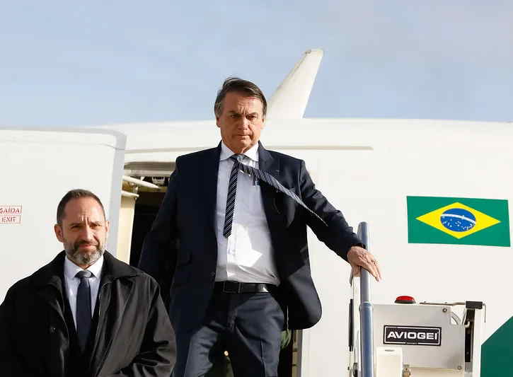 Bolsonaro embarca para Russia em meio a tensao na fronteira com a Ucrania