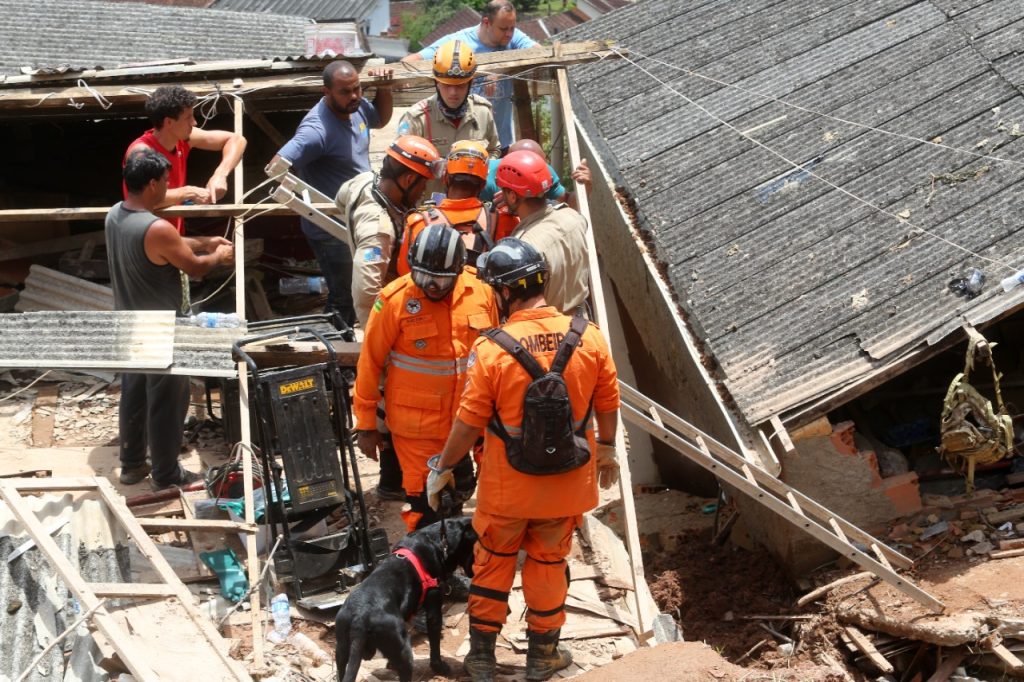 Bombeiros e caes de Sergipe ajudam a localizar sete vitimas das chuvas em Petropolis