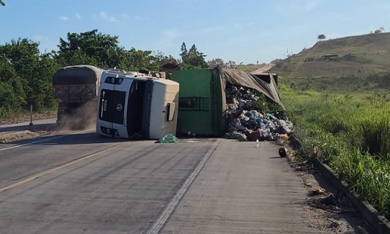 Caminhao com lixo reciclavel tomba na BR 101 em Maruim uma pessoa fica ferida