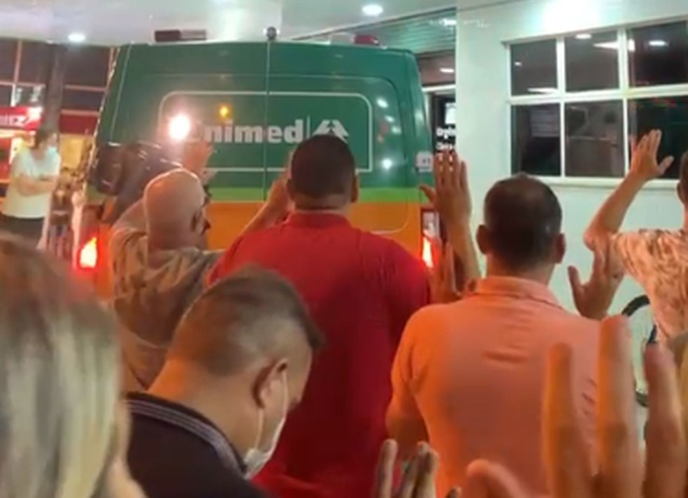Cantora Paulinha Abelha e transferida para Hospital Primavera em Aracaju