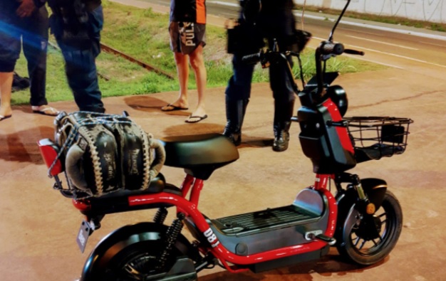 Ciclo eletrico colide com viatura da CPTran na Zona Sul de Aracaju
