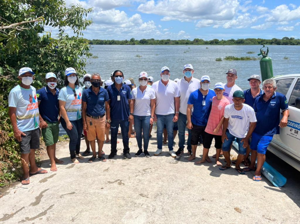 Codevasf entrega caminhao pipa em Ilha das Flores e realiza peixamento no Rio Sao Francisco