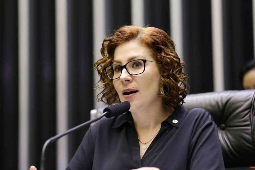 Com suspeita de covid 19 no BBB22 Carla Zambelli oficializa pedido para Saude do Rio testar participantes