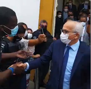 Edvaldo e vaiado apos se recusar a dialogar com professores e agentes de saude