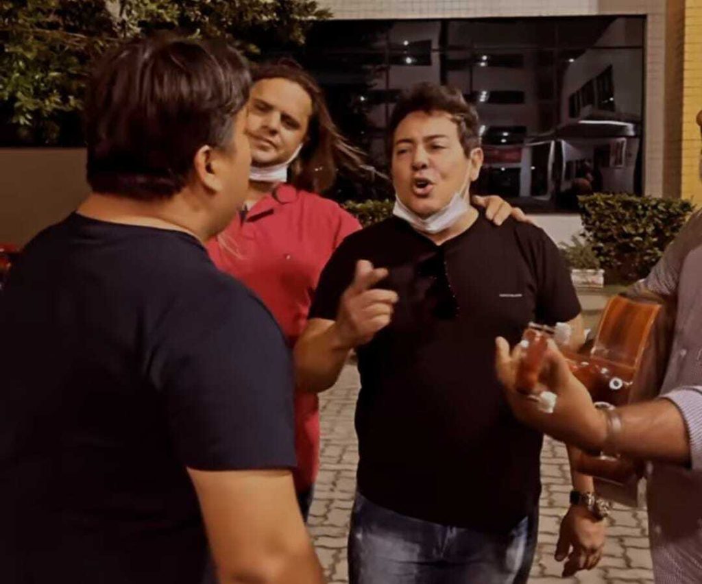 Ex integrantes da banda Calcinha Preta cantam para Paulinha Abelha veja video