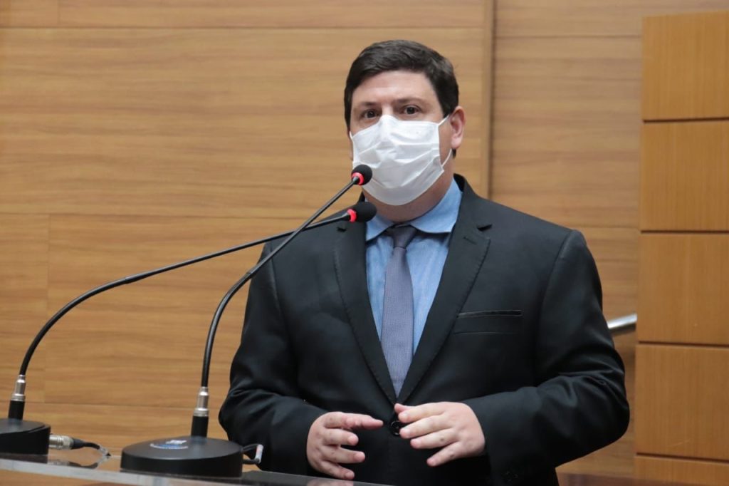 Joao Marcelo critica gestao de Dores apos suspensao do transporte gratuito para universitarios