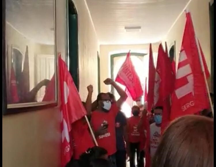 Lagarto Professores tomam sede da prefeitura em protesto contra Hilda Ribeiro