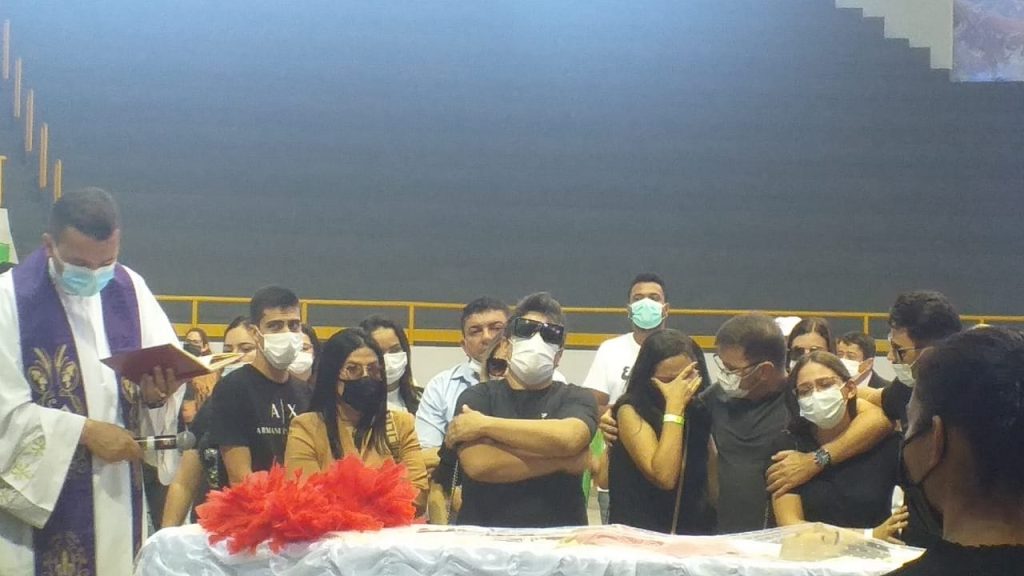Luto Integrantes da Calcinha Preta cantam em homenagem a Paulinha Abelha durante velorio