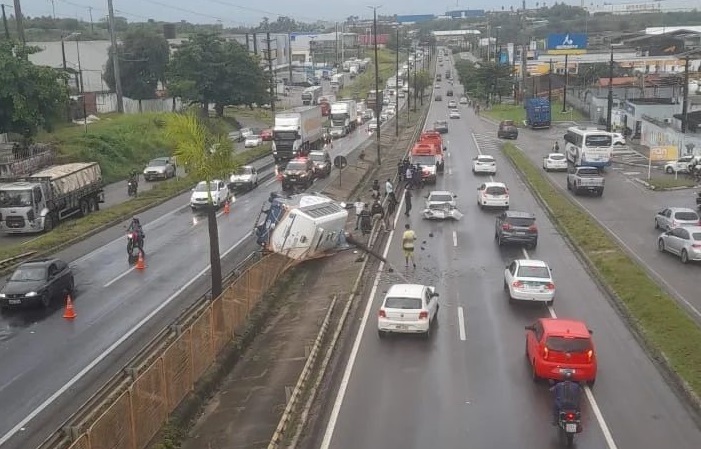 Micro onibus colide em poste apos derrapar na saida de Aracaju