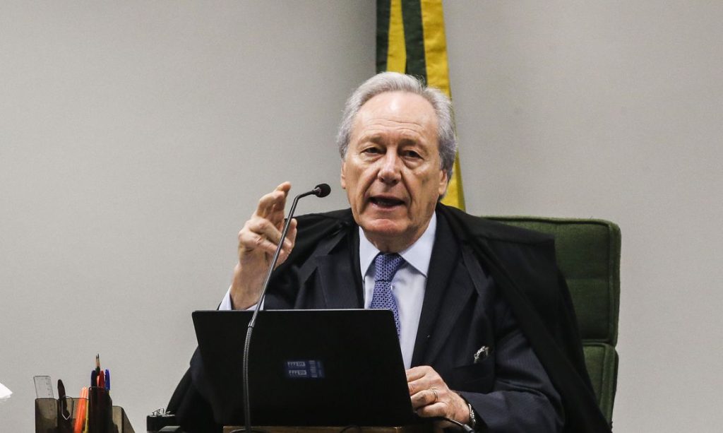 Ministro Lewandowski e eleito presidente do TSE