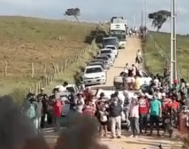 Moradores bloqueiam rodovia que liga Riachao do Dantas a Simao Dias nesta segunda 7 1