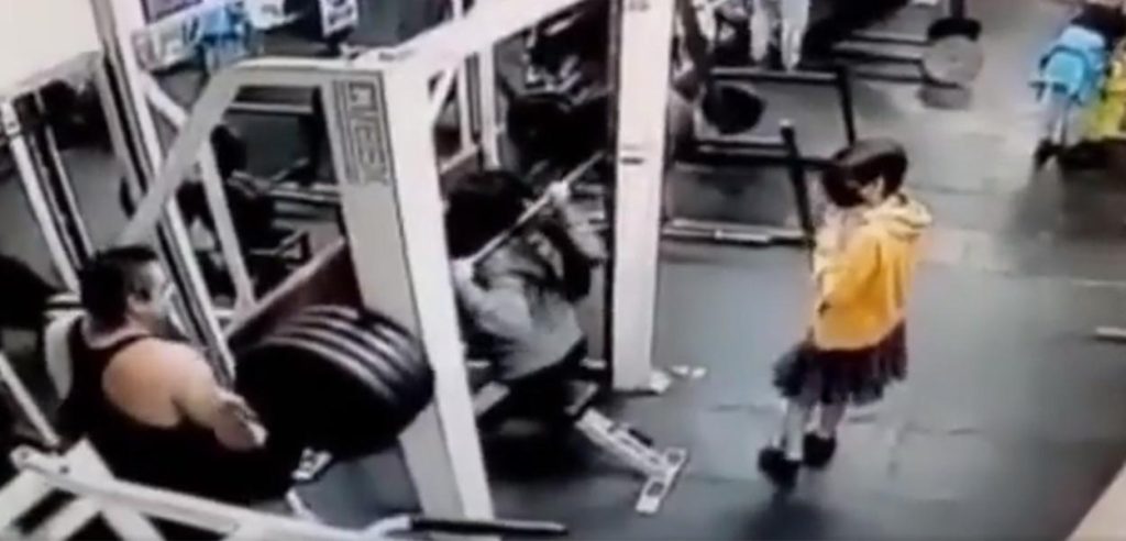 Mulher morre esmagada apos tentar levantar 180 kg em academia veja video