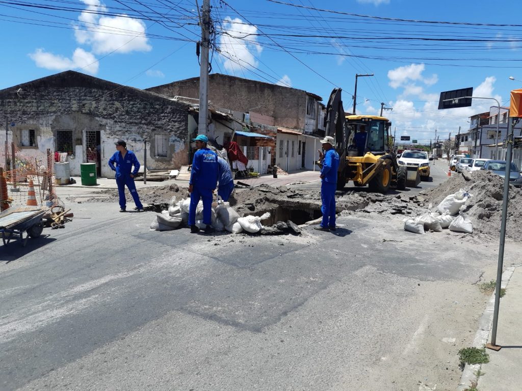 Obra da Deso interdita parcialmente Avenida Tancredo Campos